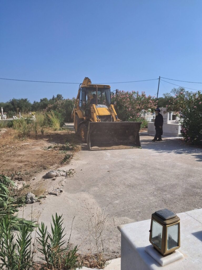 Δυτική Αχαΐα: Ο παπάς και ο πρόεδρος χωριού βγήκαν και «μάζεψαν» όγκους σκουπιδιών σε «απίστευτη» χωματερή ΦΩΤΟ