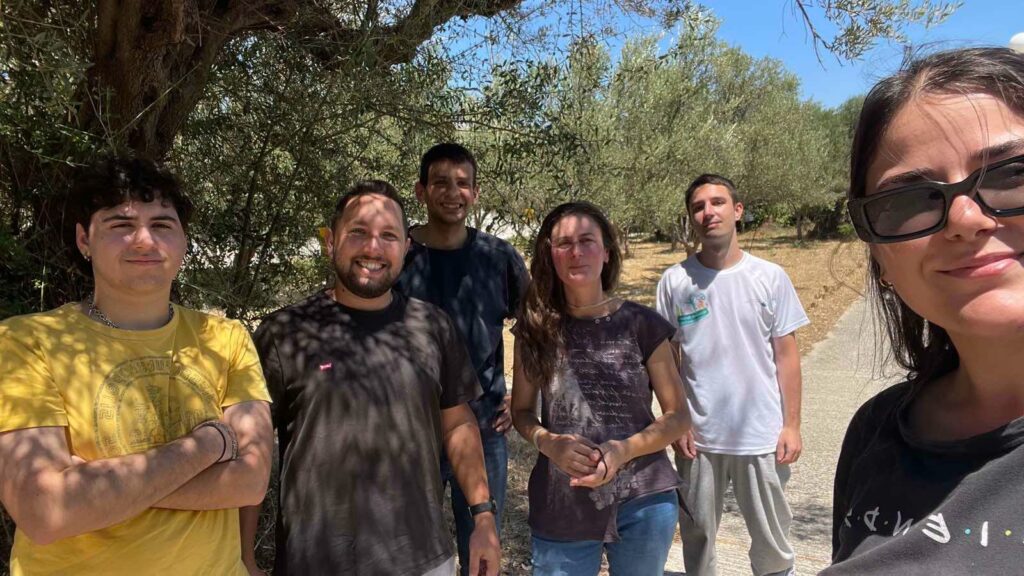 Ρίο: Τοποθέτηση δακοπαγίδων στον βιολογικό ελαιώνα του Πανεπιστημίου Πατρών ΦΩΤΟ