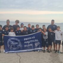 Ο Ναυτικός Ομιλος Πατρών σε αγώνες του Κυπέλλου Ανάπτυξης 3 Παιδιά και ενήλικες του Ναυτικού Ομίλου Πατρών ποζάρουν με το πανό…