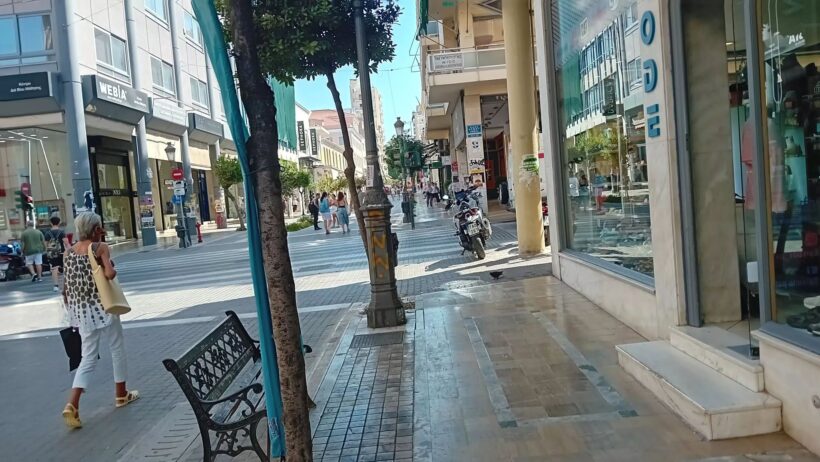 Πάτρα: Παράπονα πεζών για μόλις ένα παγκάκι στο κέντρο εν μέσω καύσωνα 4 Πάτρα: Παράπονα πεζών για μόλις ένα παγκάκι στο κέντρο εν μέσω καύσωνα