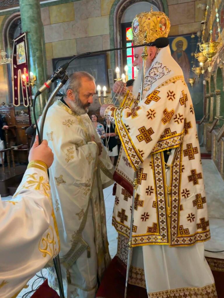 Αρχιερατική θεία λειτουργία στην Κέρτεζη με απονομή οφφικίου ΦΩΤΟ