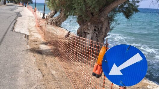 Διακοπτό: Διαβρωμένος παραλιακός δρόμος για 20 χρόνια με τσιμεντένιες σκάλες πλέον στο νερό ΦΩΤΟ 15 Διαβρωμένος παραλιακός δρόμος με πορτοκαλί δίχτυ ασφαλείας και μπ…