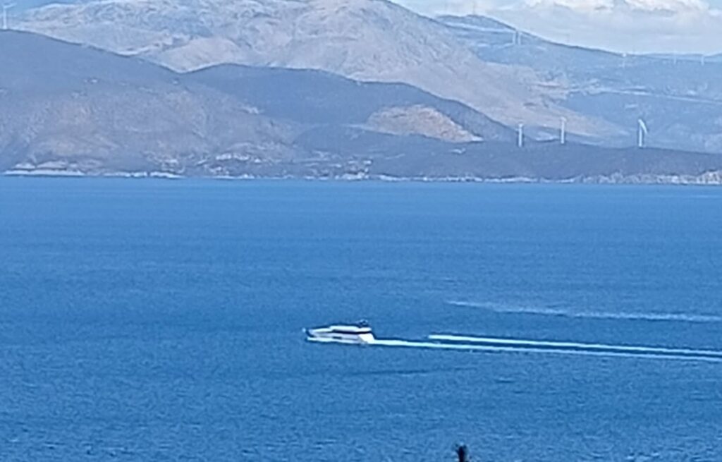 Αίγιο τουριστικό σκάφος