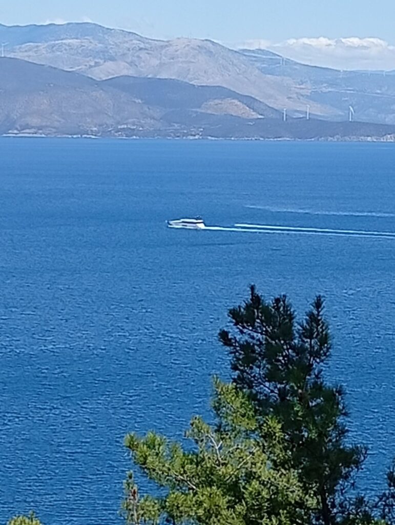 Αίγιο: Μεγάλο τουριστικό σκάφος κατέπλευσε και έφυγε ελλείψει Μαρίνας ΦΩΤΟ