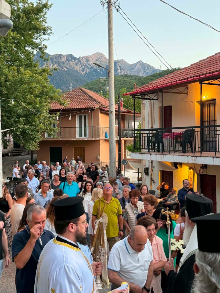 Αρχιερατικός εσπερινός και Λιτάνευση της εικόνος της Αγίας Παρασκευής στο Κρυονέρι ΦΩΤΟ