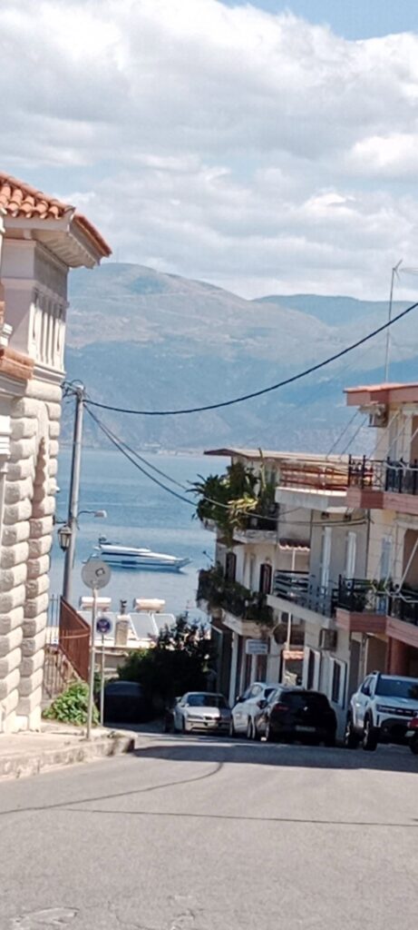 Αίγιο: Μεγάλο τουριστικό σκάφος κατέπλευσε και έφυγε ελλείψει Μαρίνας ΦΩΤΟ