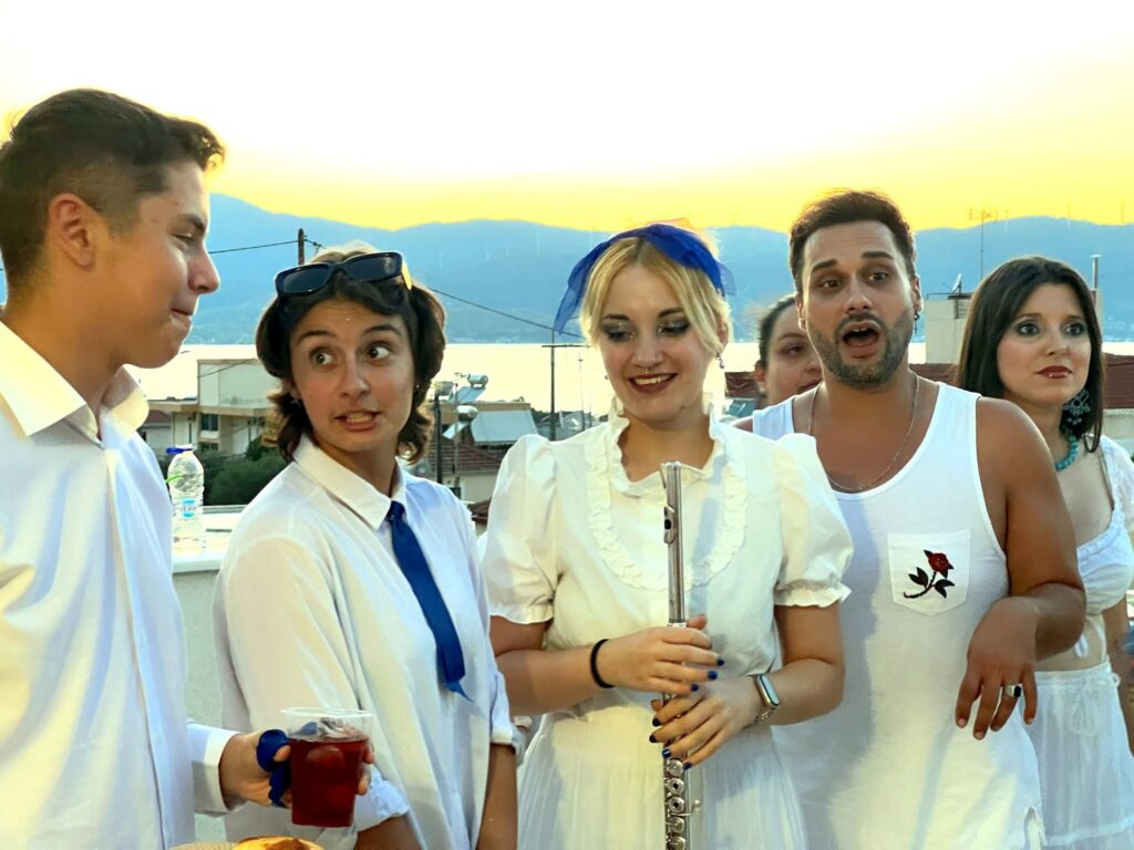 Ο Πολιτιστικός Σύλλογος Αραχωβιτίκων σε γλέντι στην βεράντα με την Creative Youthland