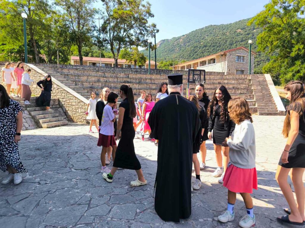 Επίσκεψη του Μητροπολίτη Ιερωνύμου στις Κατασκηνώσεις στα Καλάβρυτα
