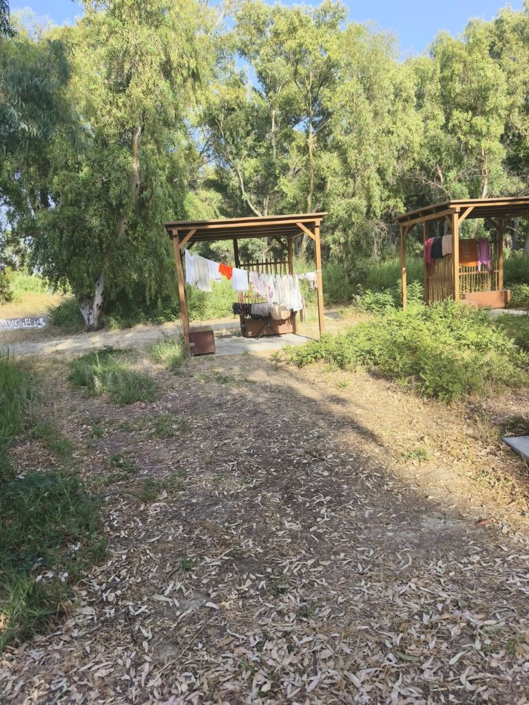 Αγυιά: «Μπουγάδα» και απλωμένα ρούχα στον προστατευόμενο υγρότοπο του Ελους ΦΩΤΟ