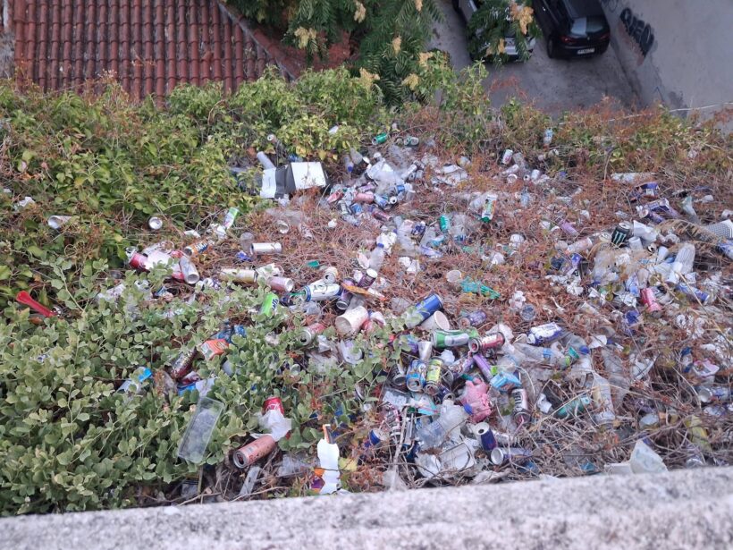 Πάτρα: Ξέφυγε η κατάσταση στα Ψηλαλώνια με το «Ηλιακό Ηλιοτρόπιο» μέσα στο σκουπίδι ΦΩΤΟ 4 Μεγάλος σωρός από πλαστικά μπουκάλια και κουτάκια αναψυκτικών πετ…