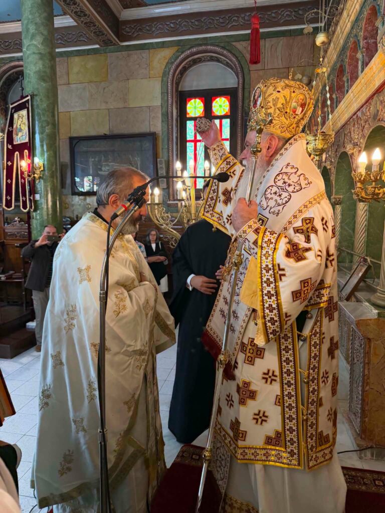 Αρχιερατική θεία λειτουργία στην Κέρτεζη με απονομή οφφικίου ΦΩΤΟ