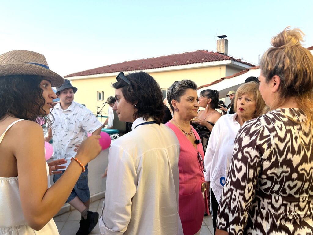Ο Πολιτιστικός Σύλλογος Αραχωβιτίκων σε γλέντι στην βεράντα με την Creative Youthland