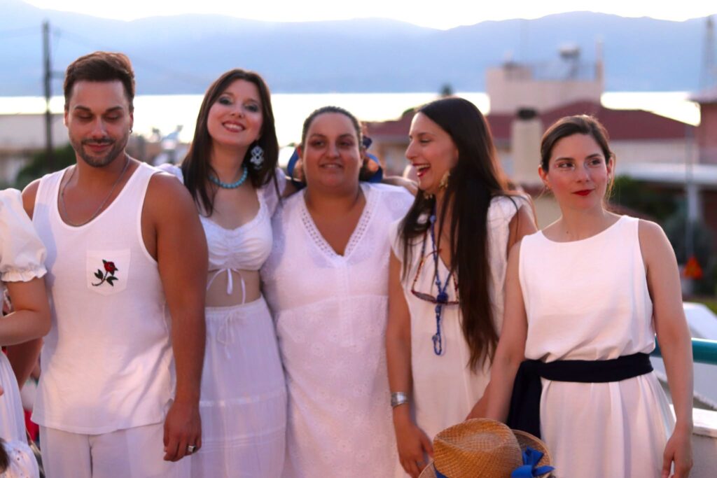 Ο Πολιτιστικός Σύλλογος Αραχωβιτίκων σε γλέντι στην βεράντα με την Creative Youthland
