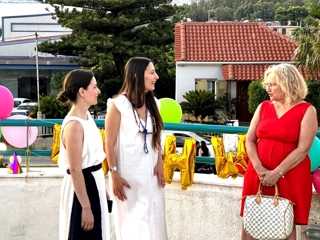 Ο Πολιτιστικός Σύλλογος Αραχωβιτίκων σε γλέντι στην βεράντα με την Creative Youthland