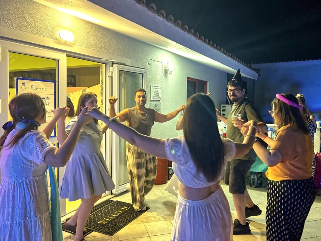 Ο Πολιτιστικός Σύλλογος Αραχωβιτίκων σε γλέντι στην βεράντα με την Creative Youthland