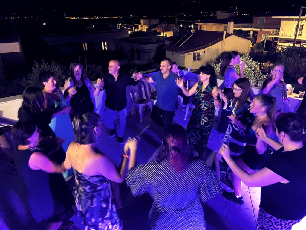 Ο Πολιτιστικός Σύλλογος Αραχωβιτίκων σε γλέντι στην βεράντα με την Creative Youthland