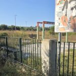 Παραλία: Χορταριασμένη παιδική χαρά σε σχολείο με δημοτική ευθύνη αγνοώντας το νόμο