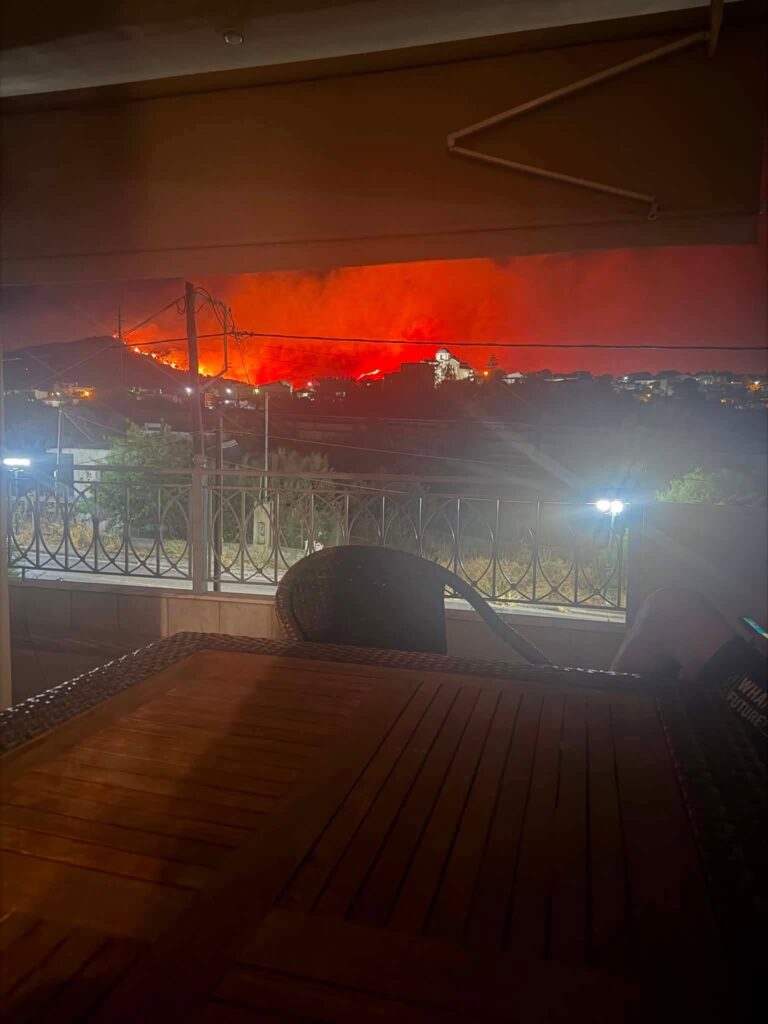 Αιγιάλεια: Μια «ανάσα» από σπίτια η φωτιά σε Ν. Ερινέο και Καμάρες ΦΩΤΟ - ΒΙΝΤΕΟ