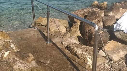 Μονοδένδρι: Πρωτοβουλία ιδιωτών για τους λουόμενους με σκάλα στην ακτή μετά τοι απαγορευτικό του Λιμεναρχείου ΦΩΤΟ
