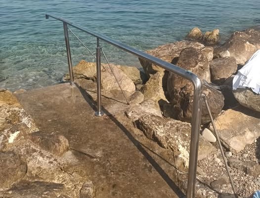 Μονοδένδρι: Πρωτοβουλία ιδιωτών για τους λουόμενους με σκάλα στην ακτή μετά τοι απαγορευτικό του Λιμεναρχείου ΦΩΤΟ