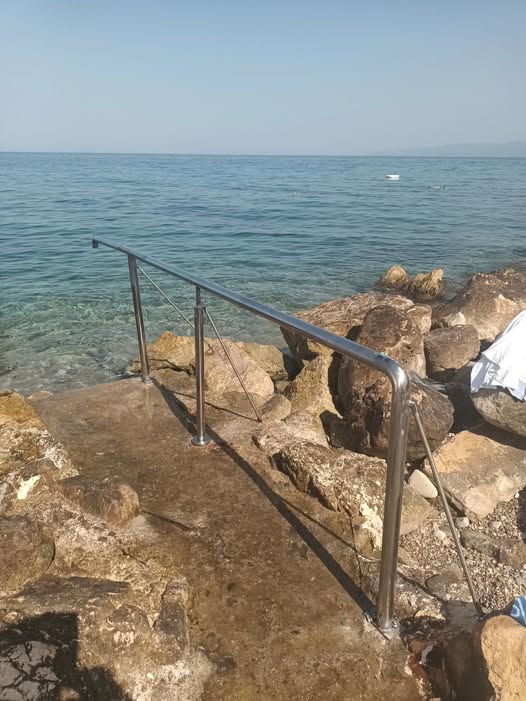 Μονοδένδρι: Πρωτοβουλία ιδιωτών για τους λουόμενους με σκάλα στην ακτή μετά τοι απαγορευτικό του Λιμεναρχείου ΦΩΤΟ 5 Μονοδένδρι: Πρωτοβουλία ιδιωτών για τους λουόμενους με σκάλα στην ακτή μετά τοι απαγορευτικό του Λιμεναρχείου ΦΩΤΟ
