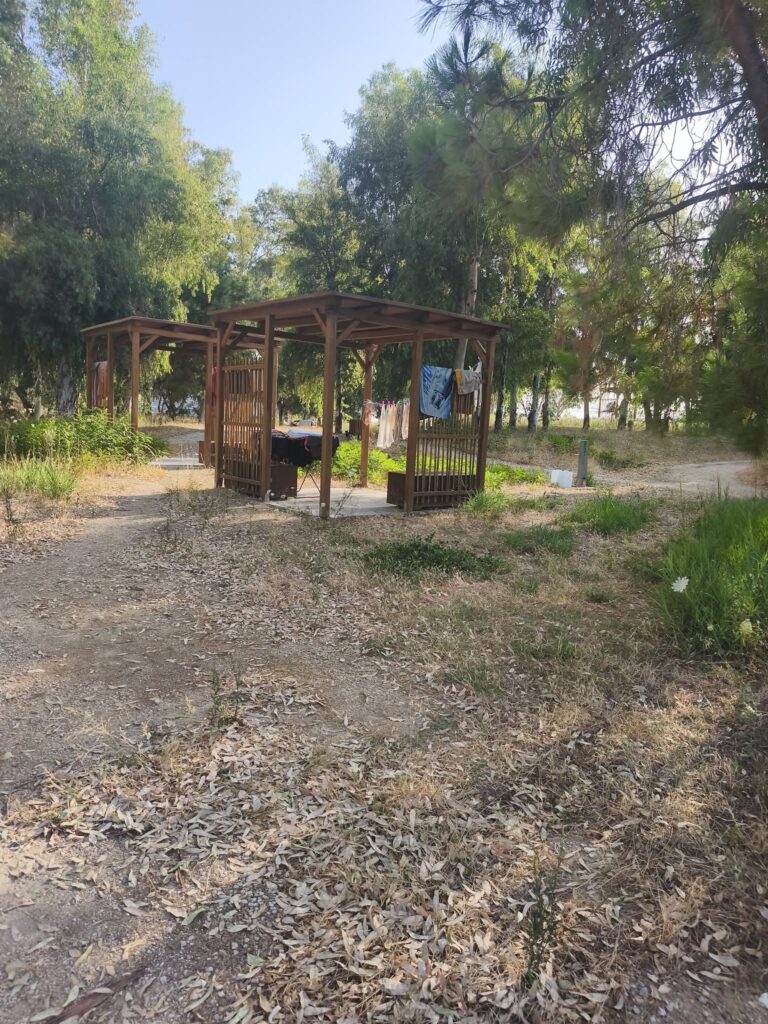 Αγυιά: «Μπουγάδα» και απλωμένα ρούχα στον προστατευόμενο υγρότοπο του Ελους ΦΩΤΟ
