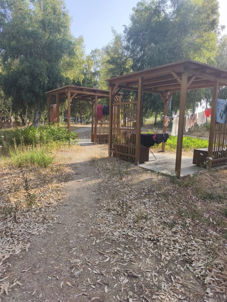 Αγυιά: «Μπουγάδα» και απλωμένα ρούχα στον προστατευόμενο υγρότοπο του Ελους ΦΩΤΟ