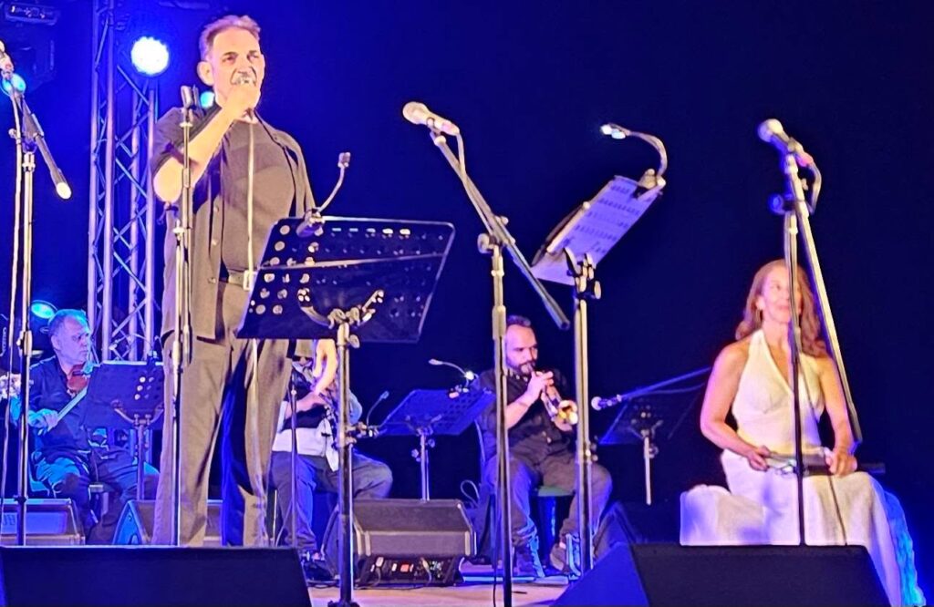 Μουσική εκδήλωση με Σάκη Παπαδημητρίου στο Αρχαίο Θέατρο της Αιγείρας ΒΙΝΤΕΟ-ΦΩΤΟ
