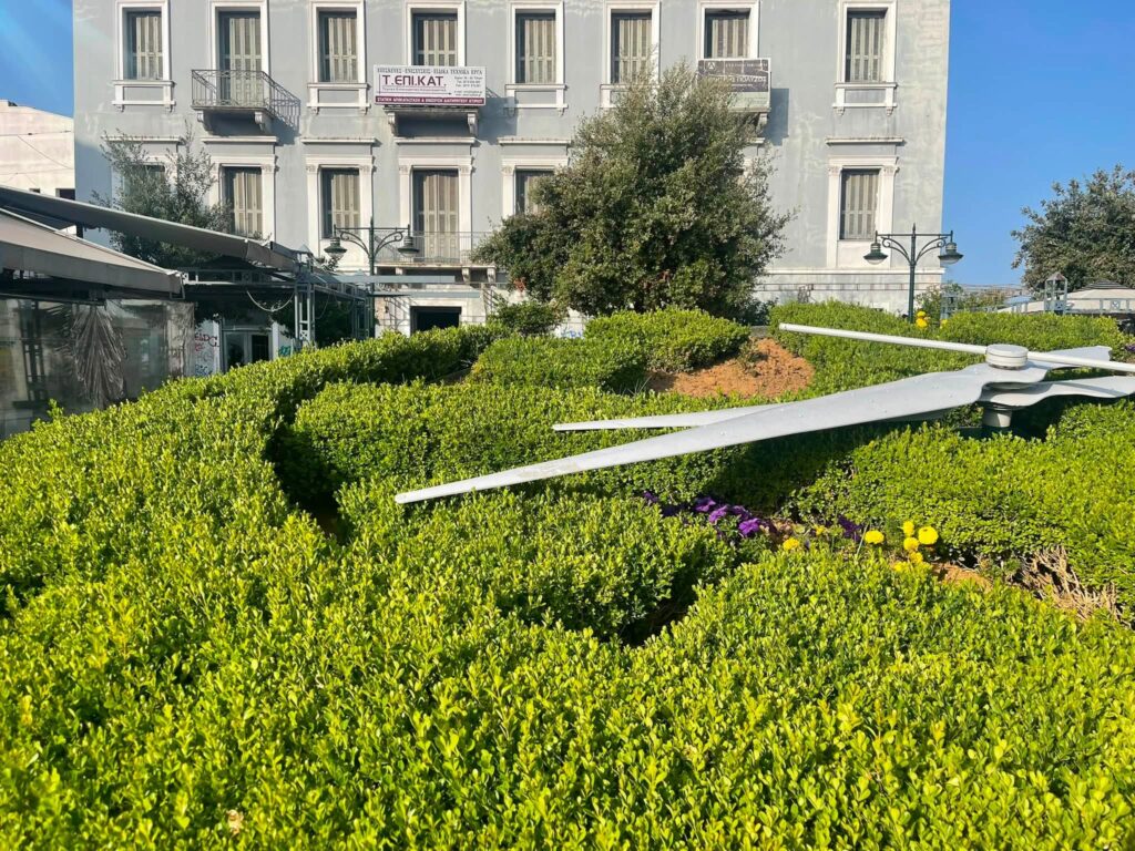 Πάτρα: κλαδιά στο ρολόι της Τριών Συμμάχων