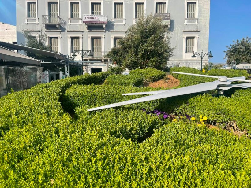 Πάτρα: Τα κλαδιά εμποδίζουν τους δείκτες στο ρολόι της Τριών Συμμάχων ΦΩΤΟ 4 Πάτρα: κλαδιά στο ρολόι της Τριών Συμμάχων