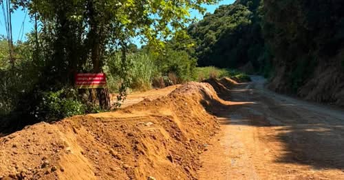 Ερύμανθος: Ανεξέλεγκτη χωματερή στην Εθνική Οδό κινητοποίησε τον δήμο που απειλεί με πρόστιμα ΦΩΤΟ 6 Ερύμανθος: Ανεξέλεγκτη χωματερή στην Εθνική Οδό κινητοποίησε τον δήμο που απειλεί με πρόστιμα ΦΩΤΟ