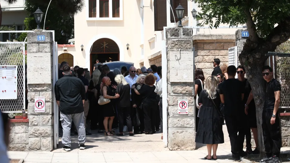 Παλαιό Ψυχικό: Βαρύ το κλίμα στην κηδεία του Λορέντζο Καριέρε ΦΩΤΟ 12 Παλαιό Ψυχικό: Βαρύ το κλίμα στην κηδεία του Λορέντζο Καριέρε ΦΩΤΟ