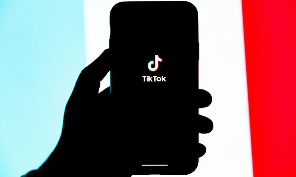 TikTok: Προειδοποιεί με υψηλά πρόστιμα η ΕΕ