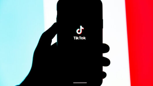 TikTok: Προειδοποιεί με υψηλά πρόστιμα η ΕΕ