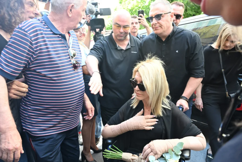 Κοζάνη: Η κηδεία της Βάγιας Νέστορα, σε αμαξίδιο η κόρη της ΦΩΤΟ-ΒΙΝΤΕΟ