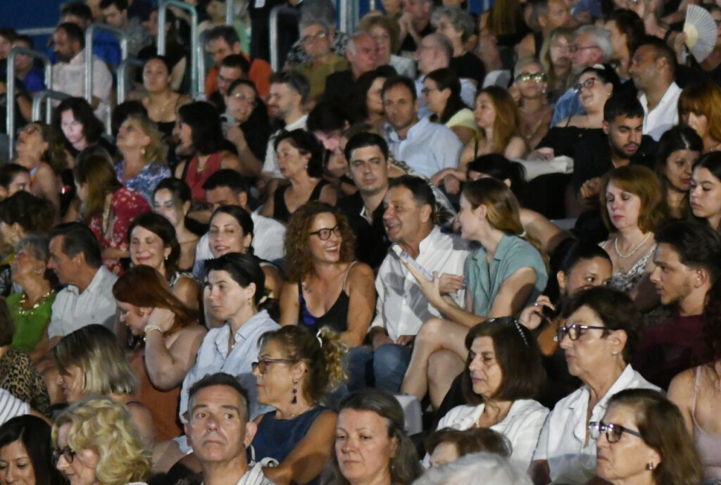Πολύ γέλιο από την «Οικογένεια Τσεκμέ» στη σκηνή του Θερινού Δημοτικού Θεάτρου Πάτρας 9 Πολύ γέλιο από την «Οικογένεια Τσεκμέ» στη σκηνή του Θερινού Δημοτικού Θεάτρου Πάτρας