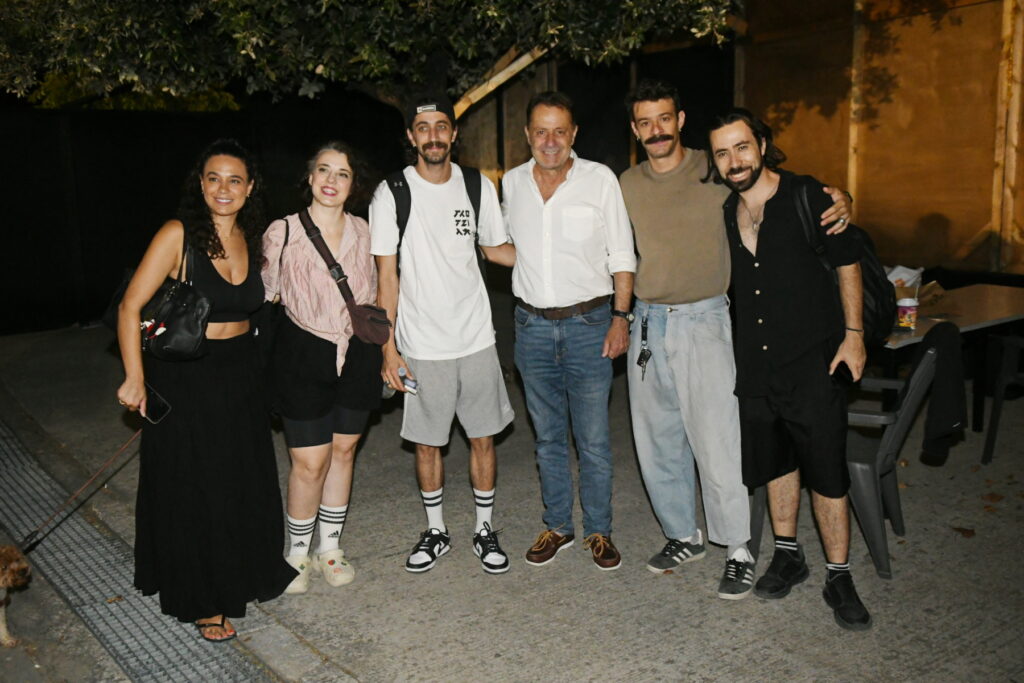 Πολύ γέλιο από την «Οικογένεια Τσεκμέ» στη σκηνή του Θερινού Δημοτικού Θεάτρου Πάτρας
