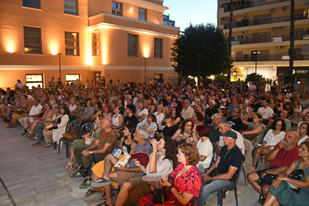 Μια βραδιά από «αγιόκλημα και γιασεμιά»…στον Θερινό Κινηματογράφο της Πάτρας ΦΩΤΟ 31 Μια βραδιά από «αγιόκλημα και γιασεμιά»…στον Θερινό Κινηματογράφο της Πάτρας ΦΩΤΟ