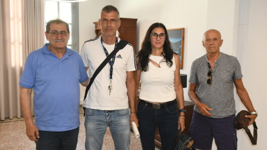 Δήμαρχος Πατρέων Κώστας Πελετίδης με τρεις βετεράνους αθλητές στί…