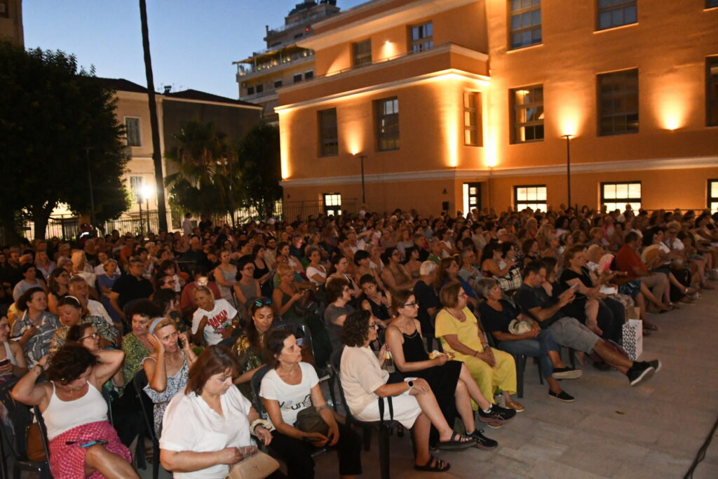 Η ταινία «Πεσμένα φύλλα», στο προαύλιο του Δημαρχείου της Πάτρας ΦΩΤΟ 8 Η ταινία «Πεσμένα φύλλα», στο προαύλιο του Δημαρχείου της Πάτρας ΦΩΤΟ