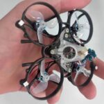 Βγαλμένο από ταινία Sci-Fi: Το drone σε μέγεθος παλάμης που κυνηγάει και διαλύει τα κουνούπια στο σπίτι σας!