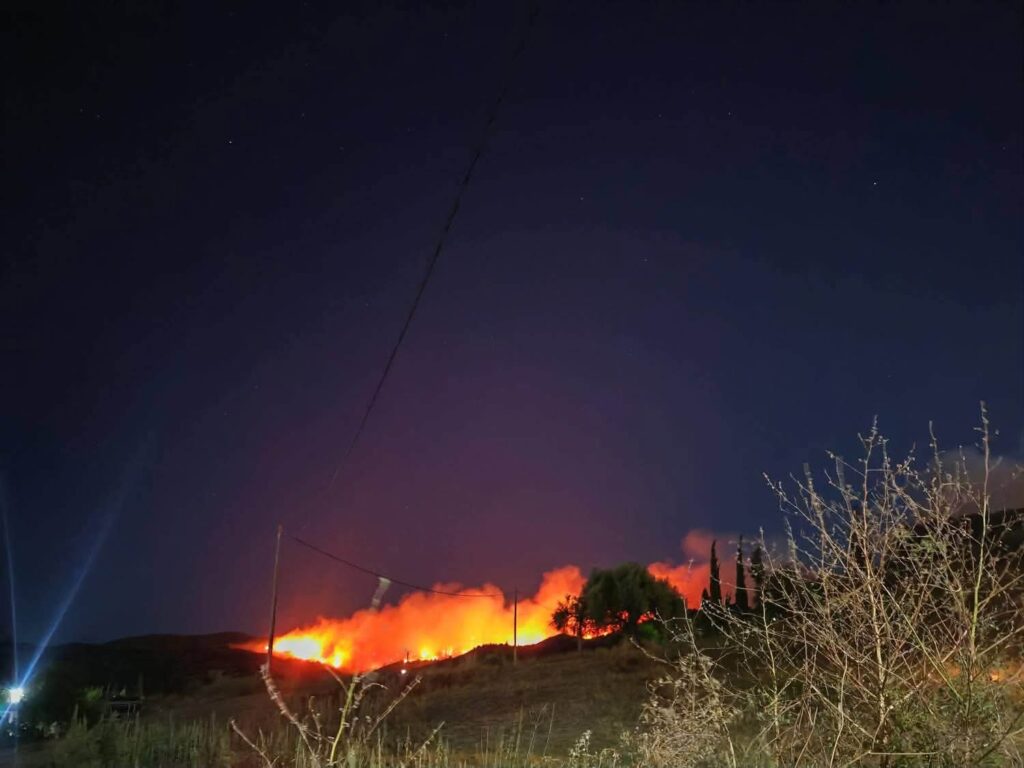Δυτική Αχαΐα: Σε κατάσταση συναγερμού μετά την μεγάλη πυρκαγιά - Καρέ καρέ η μάχη στο πύρινο μέτωπο ΒΙΝΤΕΟ-ΦΩΤΟ