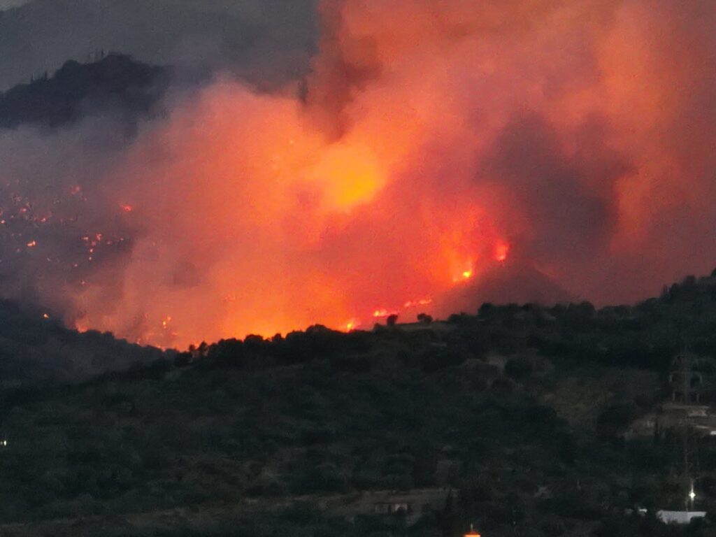 Αχαΐα: Πύρινη κόλαση κοντά στο Αίγιο - Εκκενώσεις χωριών - Κάτοικοι και Πολιτική Προστασία στο Patrapress ΒΙΝΤΕΟ-ΦΩΤΟ