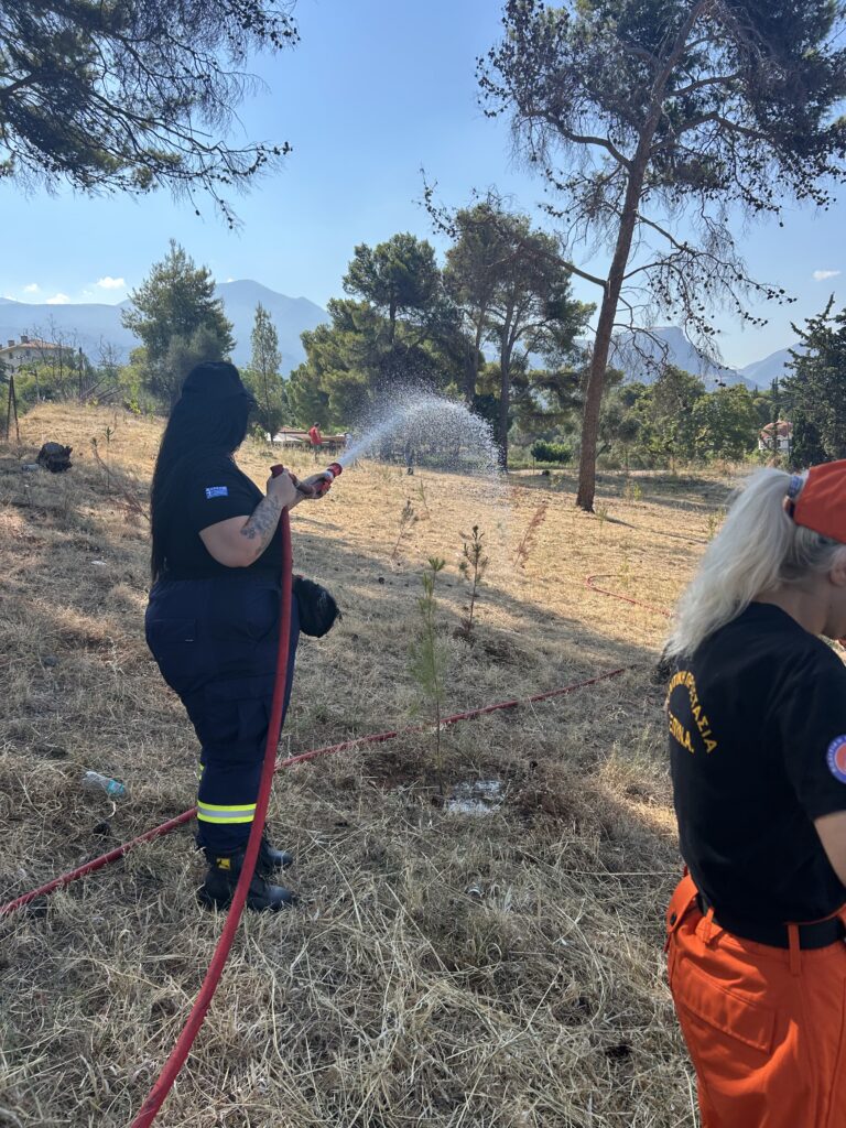 Το Σωματείο Εθελοντών Πυροσβεστών Αχαΐας σε δενδροφύτευση, στο Γηροκομείο ΦΩΤΟ