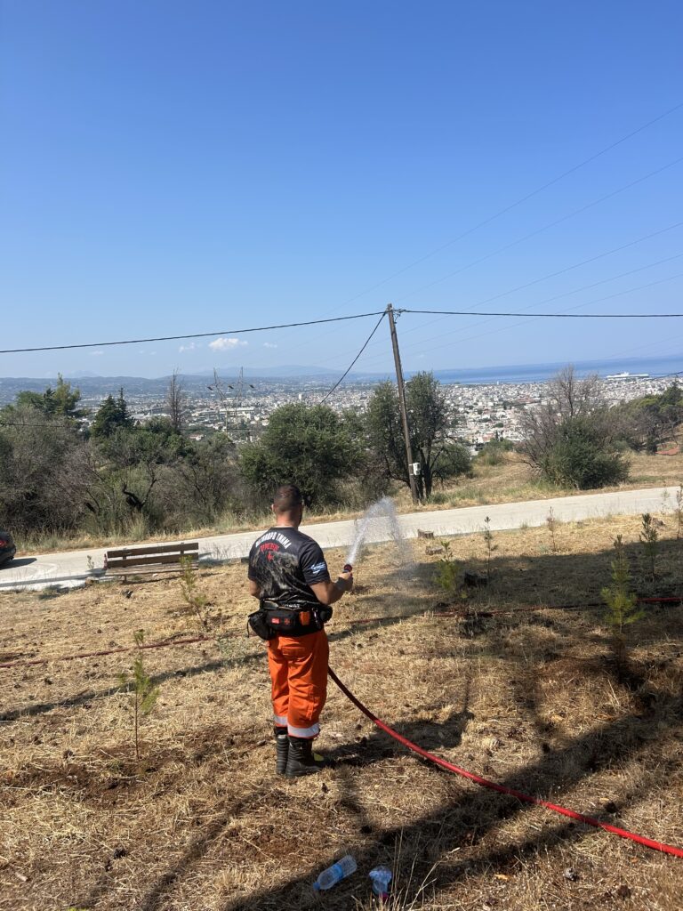 Το Σωματείο Εθελοντών Πυροσβεστών Αχαΐας σε δενδροφύτευση, στο Γηροκομείο ΦΩΤΟ