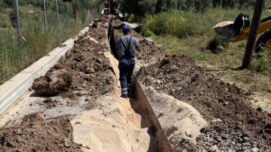 Σούλι: Νέος αγωγός σύνδεσης της δεξαμενής με πηγές του Γλαύκου ΦΩΤΟ 41 Εργάτης σε τάφρο κατά την εγκατάσταση νέου αγωγού στο Σούλι, με εκσ…