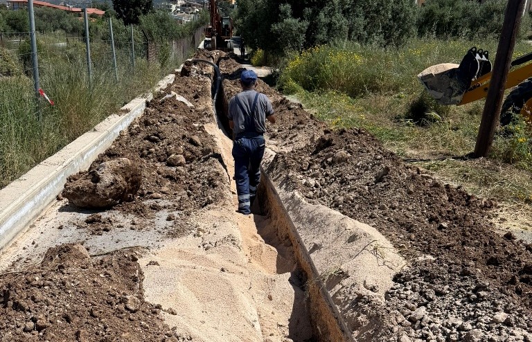 Εργάτης σε τάφρο κατά την εγκατάσταση νέου αγωγού στο Σούλι, με εκσ…