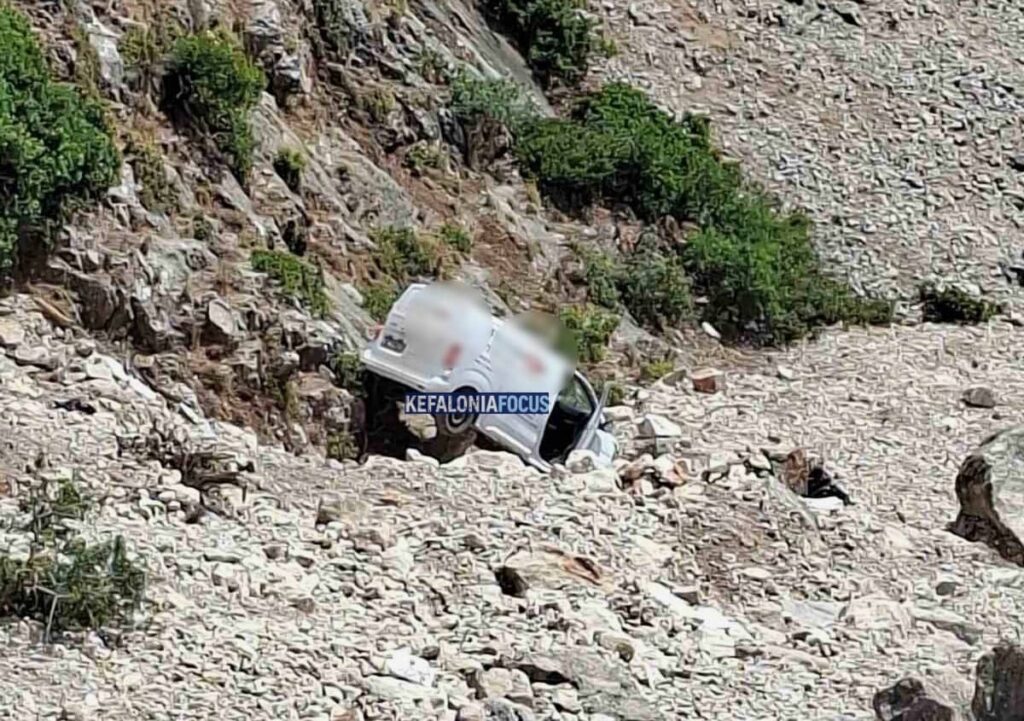 Κεφαλονιά: Κλούβα κατέληξε σε γκρεμό ΦΩΤΟ