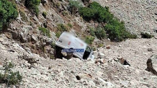 Κεφαλονιά: Κλούβα κατέληξε σε γκρεμό ΦΩΤΟ