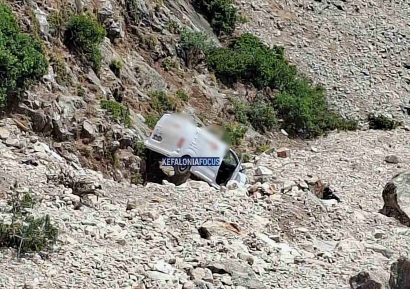 Κεφαλονιά: Κλούβα κατέληξε σε γκρεμό ΦΩΤΟ